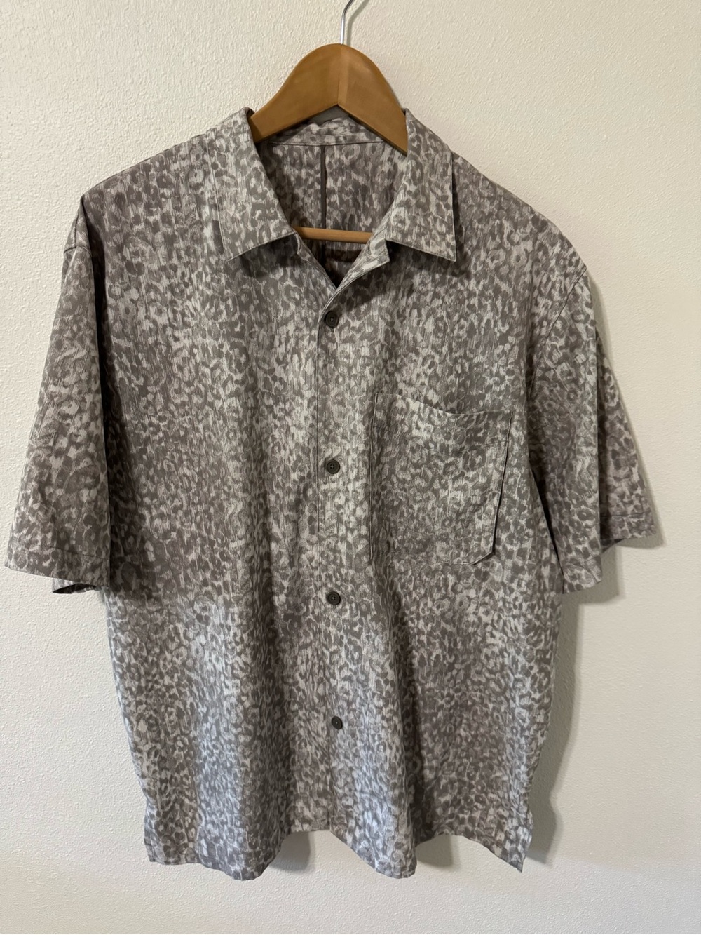 Lululemon Airing Easy Camp Collar Shirt Leopard White Opal Carbon Dust X-Large